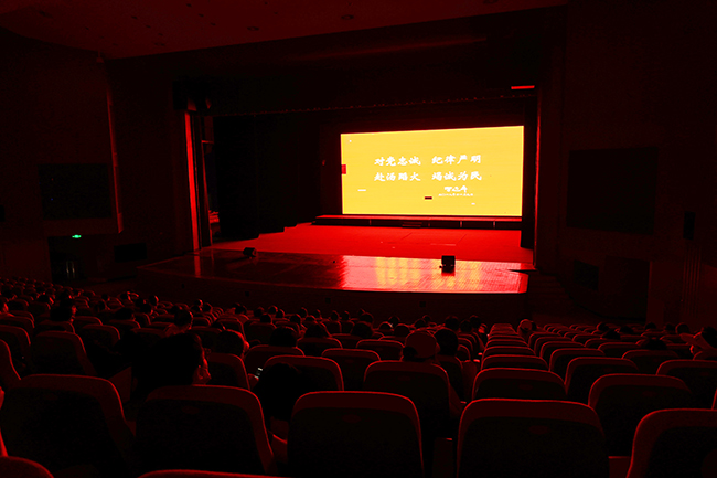 我校观看抗震救灾演习专题片.jpg